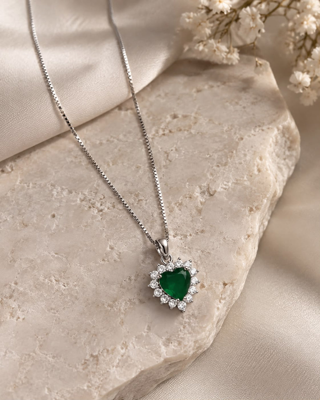 Collana Cuore Kate con Pendente a Cuore contornato da Swarovski Bianchi e Smeraldo Verde Centrale