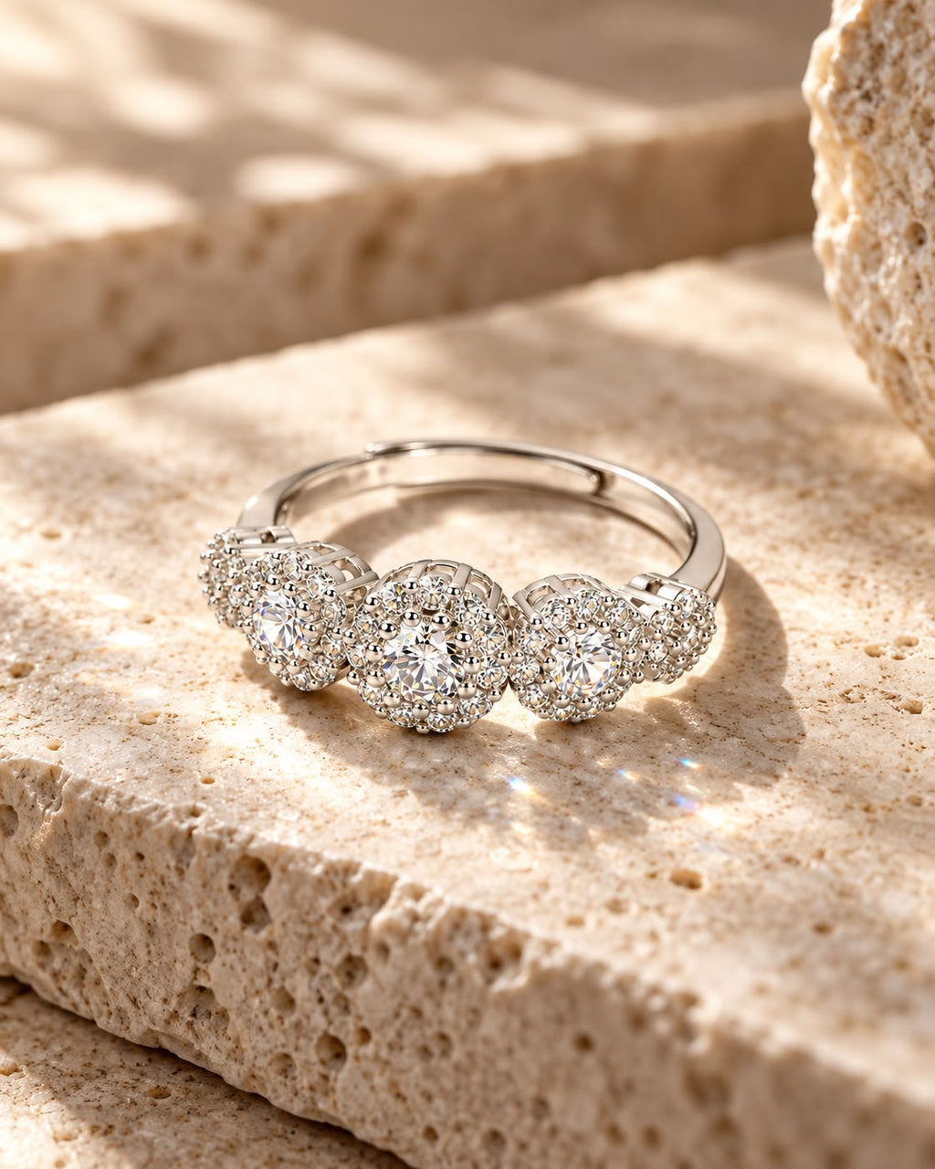 Anello regolabile Magic Gradazione con Swarovski bianchi a 5 fiori tondi