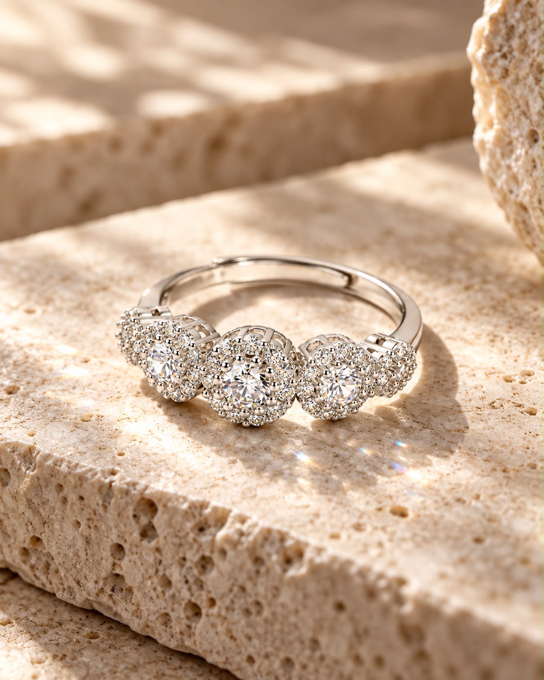 Anello regolabile Magic Gradazione con Swarovski bianchi a 5 fiori tondi