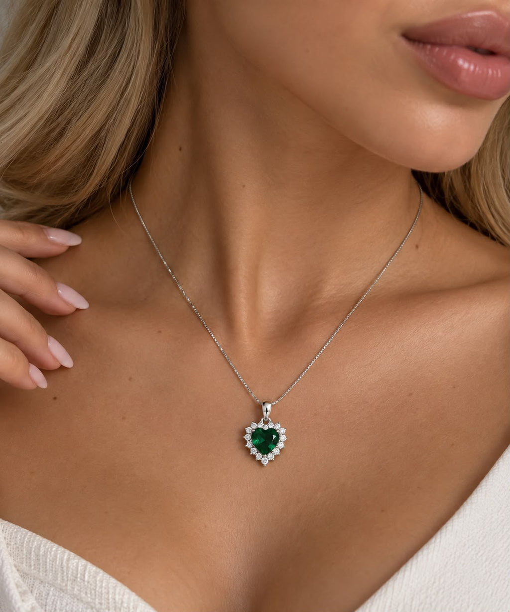 Collana Cuore Kate con Pendente a Cuore contornato da Swarovski Bianchi e Smeraldo Verde Centrale