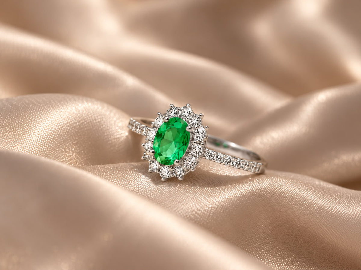 Anello Vivienne con Swarowski Bianchi e Smeraldo Centrale Verde