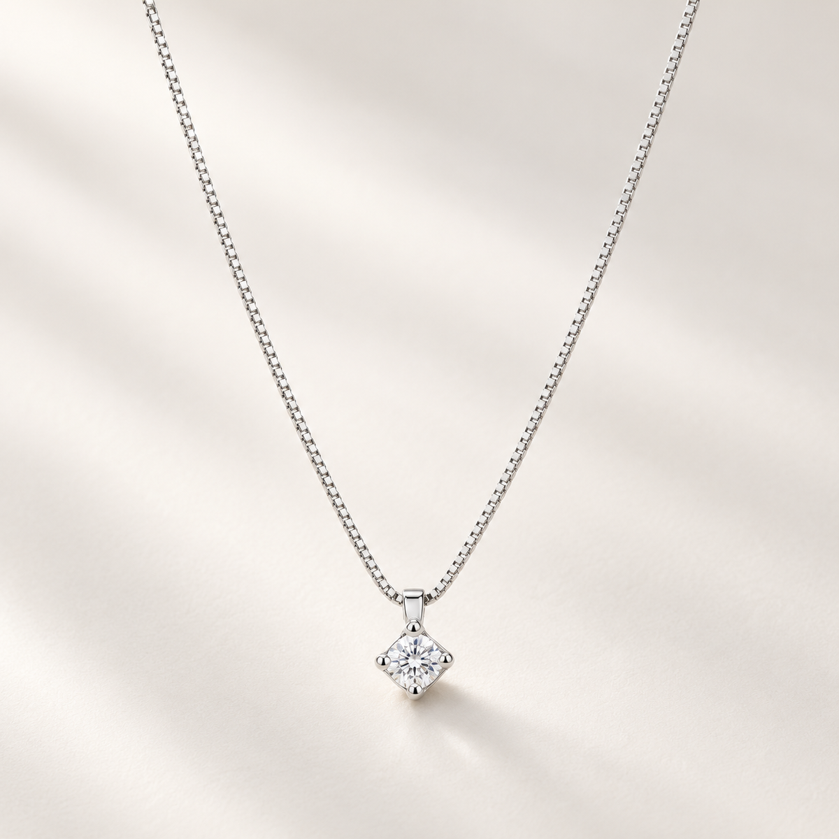 Collana punto luce oro bianco 18k con diamante di 0.20 carati