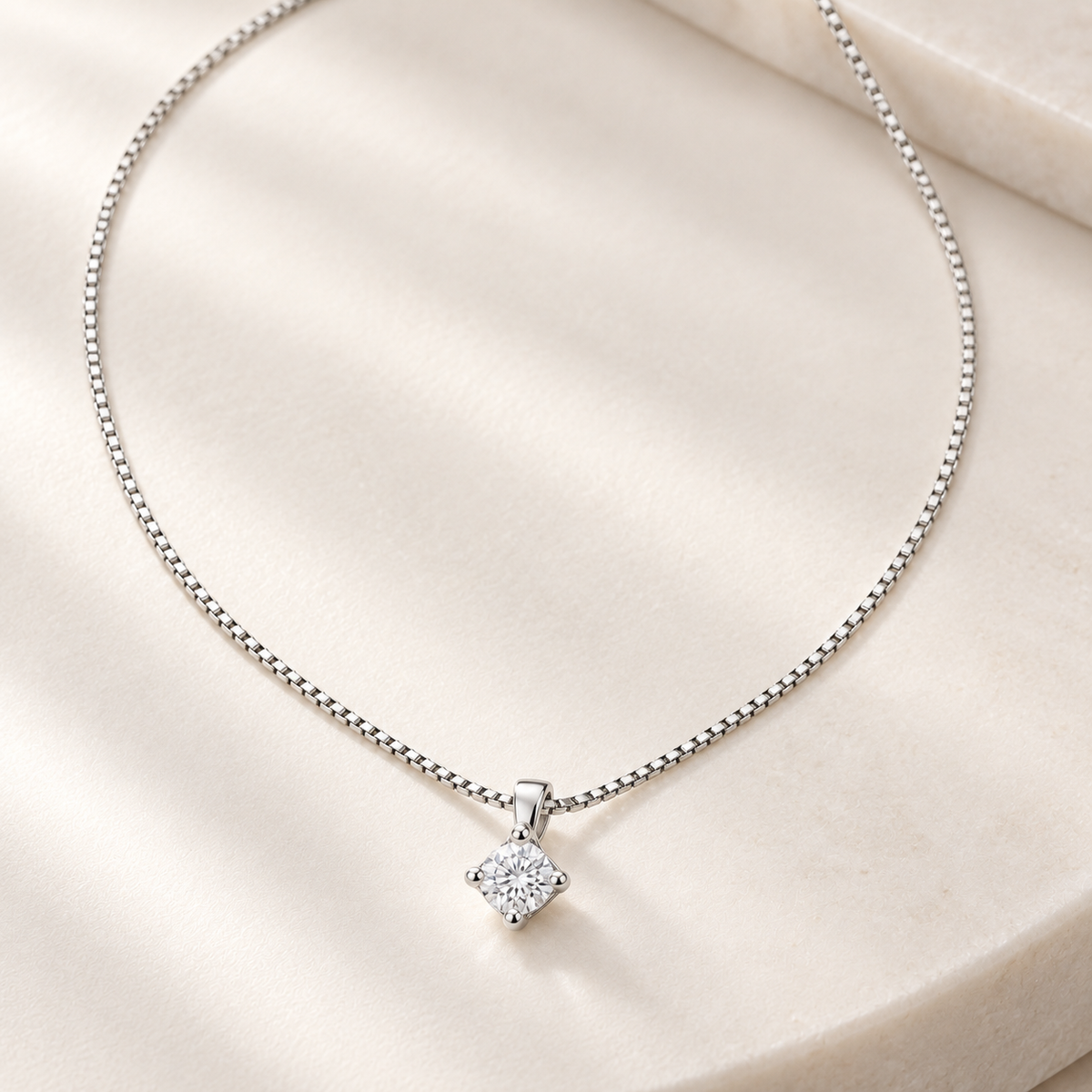Collana punto luce oro bianco 18k con diamante di 0.20 carati
