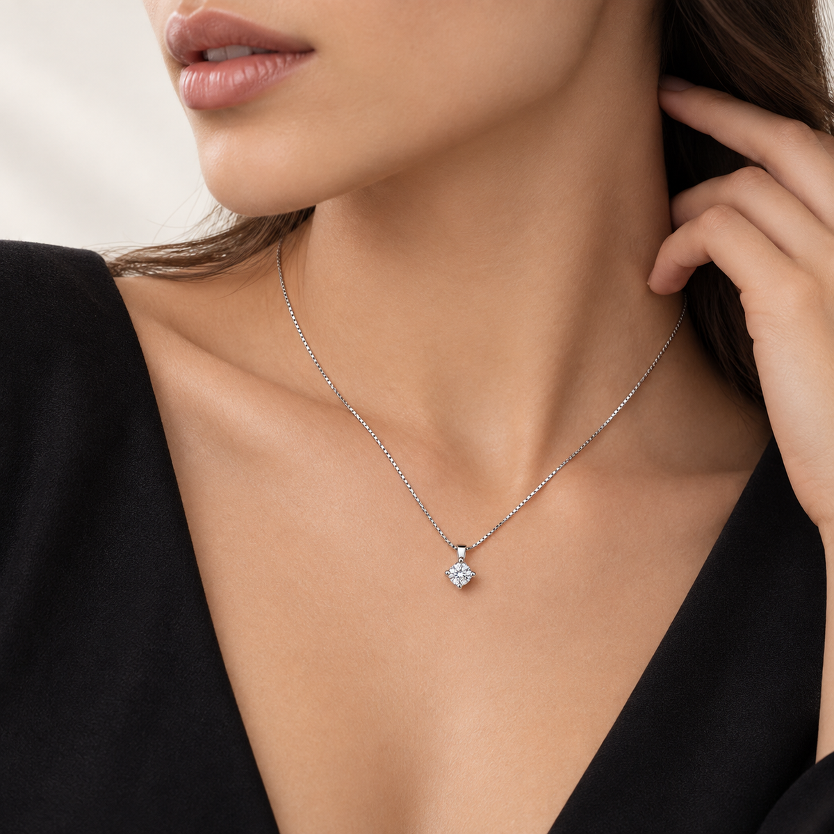 Collana punto luce oro bianco 18k con diamante di 0.20 carati