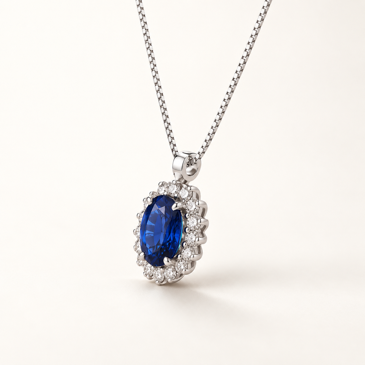 Collana in oro Bianco 18k con Zaffiro blu e contorno in diamanti
