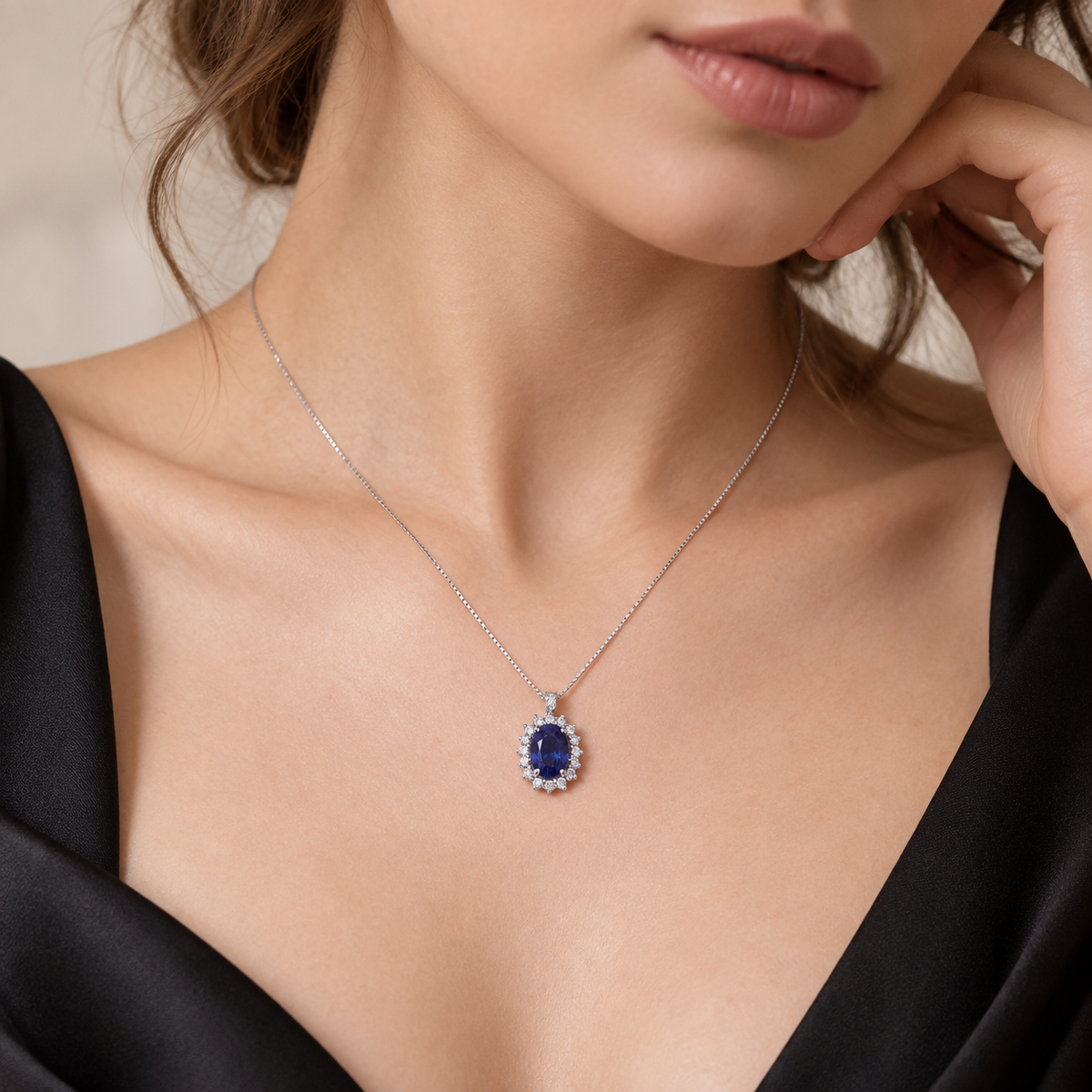 Collana in oro Bianco 18k con Zaffiro blu e contorno in diamanti