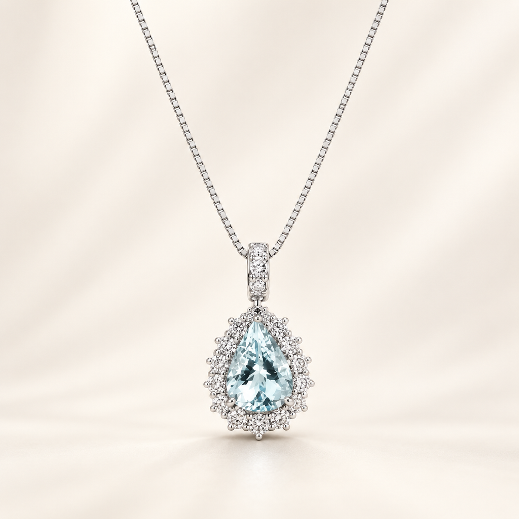 Collana con acquamarina a goccia e contornata di diamanti