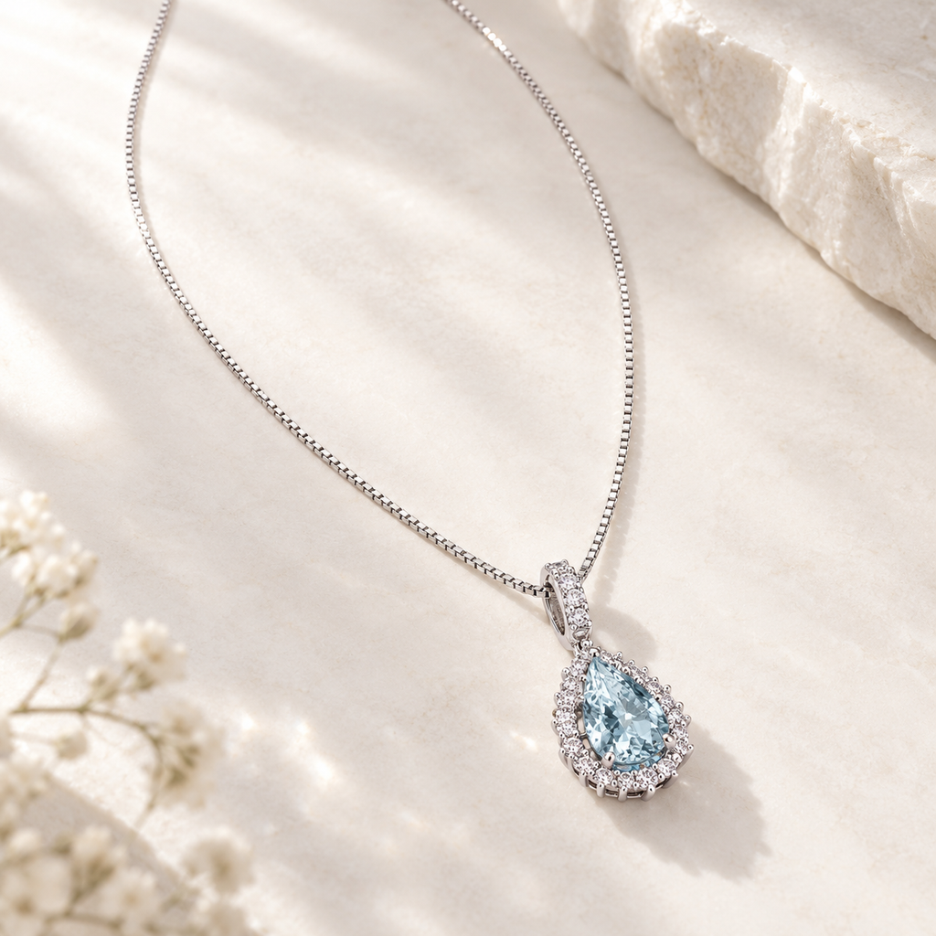 Collana con acquamarina a goccia e contornata di diamanti