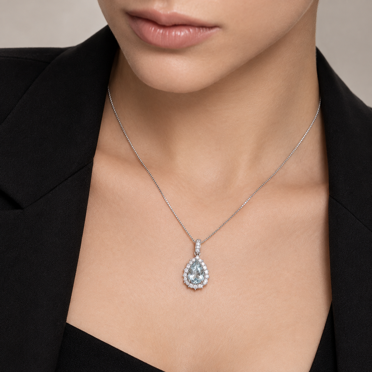 Collana con acquamarina a goccia e contornata di diamanti
