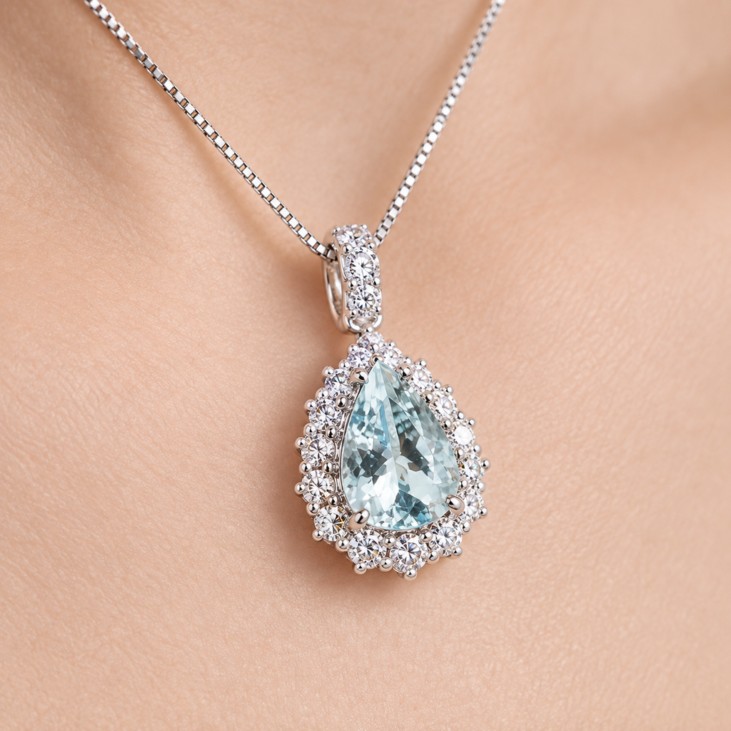Collana con acquamarina a goccia e contornata di diamanti