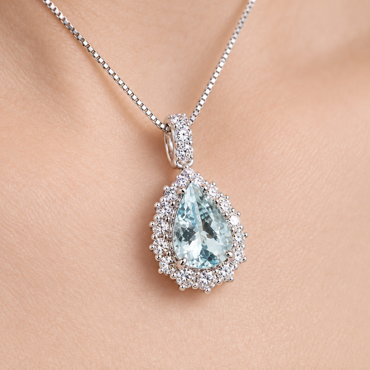 Collana con acquamarina a goccia e contornata di diamanti