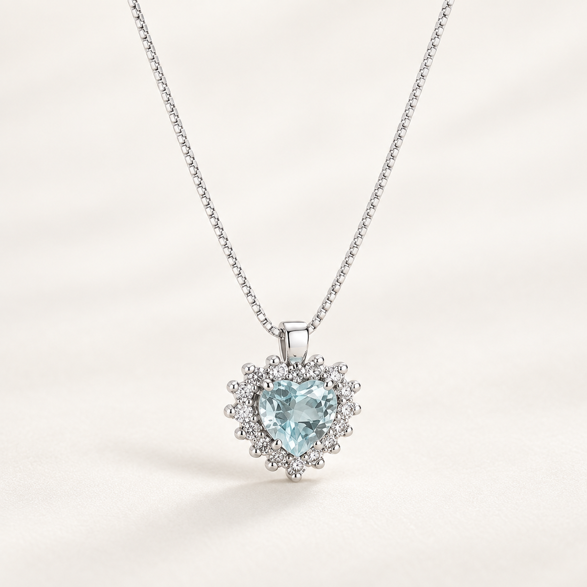 Collana in oro bianco 18k con acquamarina cuore diamanti contorno