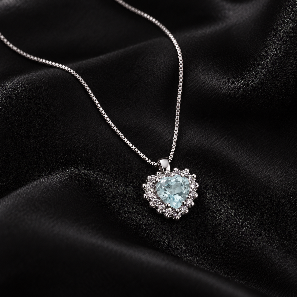 Collana in oro bianco 18k con acquamarina cuore diamanti contorno