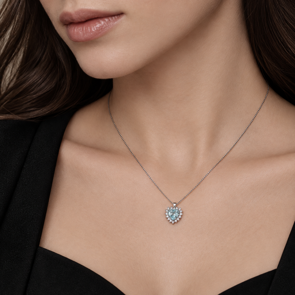 Collana in oro bianco 18k con acquamarina cuore diamanti contorno