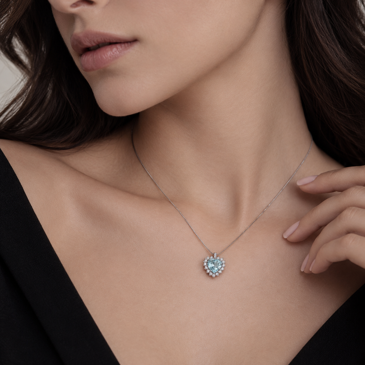 Collana in oro bianco 18k con acquamarina cuore diamanti contorno