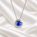 Collana in oro bianco 18k con pendente a cuore con zaffiro blu e diamanti