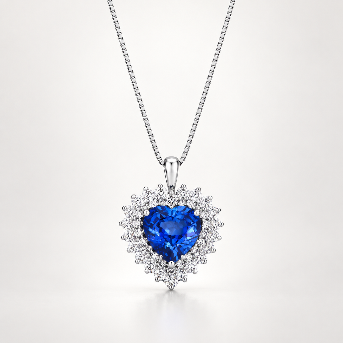 Collana in oro bianco 18k con zaffiro blu taglio cuore e doppio contorno di diamanti