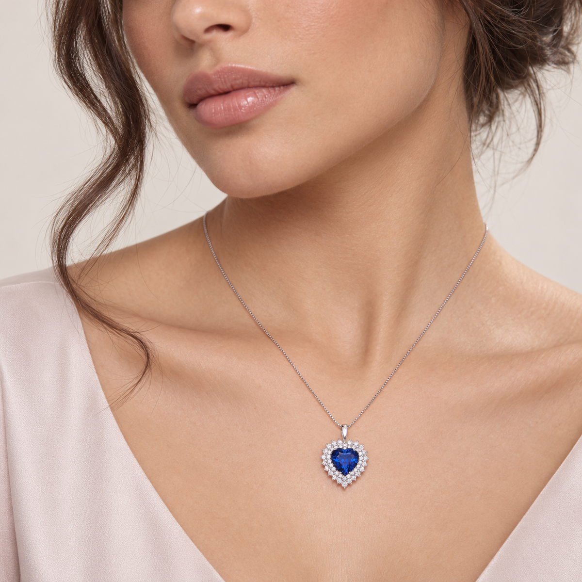 Collana in oro bianco 18k con zaffiro blu taglio cuore e doppio contorno di diamanti