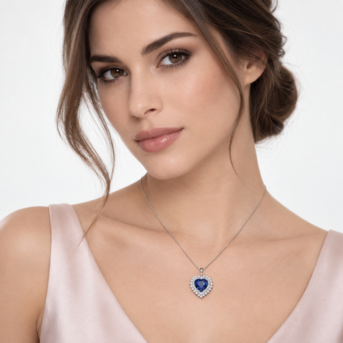 Collana in oro bianco 18k con zaffiro blu taglio cuore e doppio contorno di diamanti