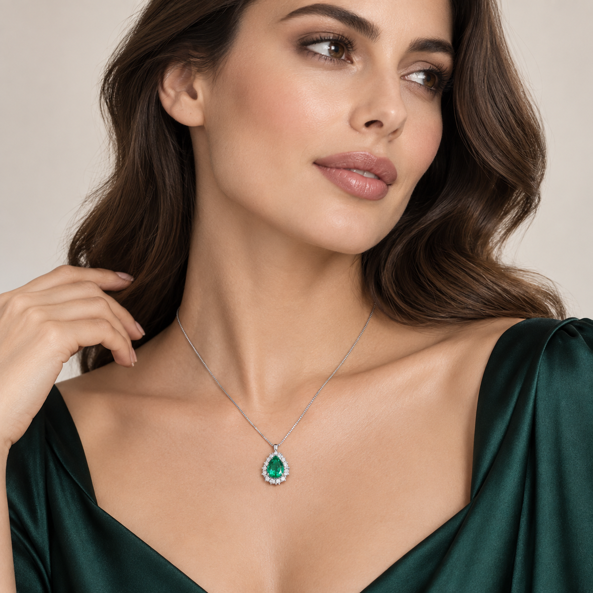 Collana in oro bianco 18k con Smeraldo a goccia contornato di diamanti