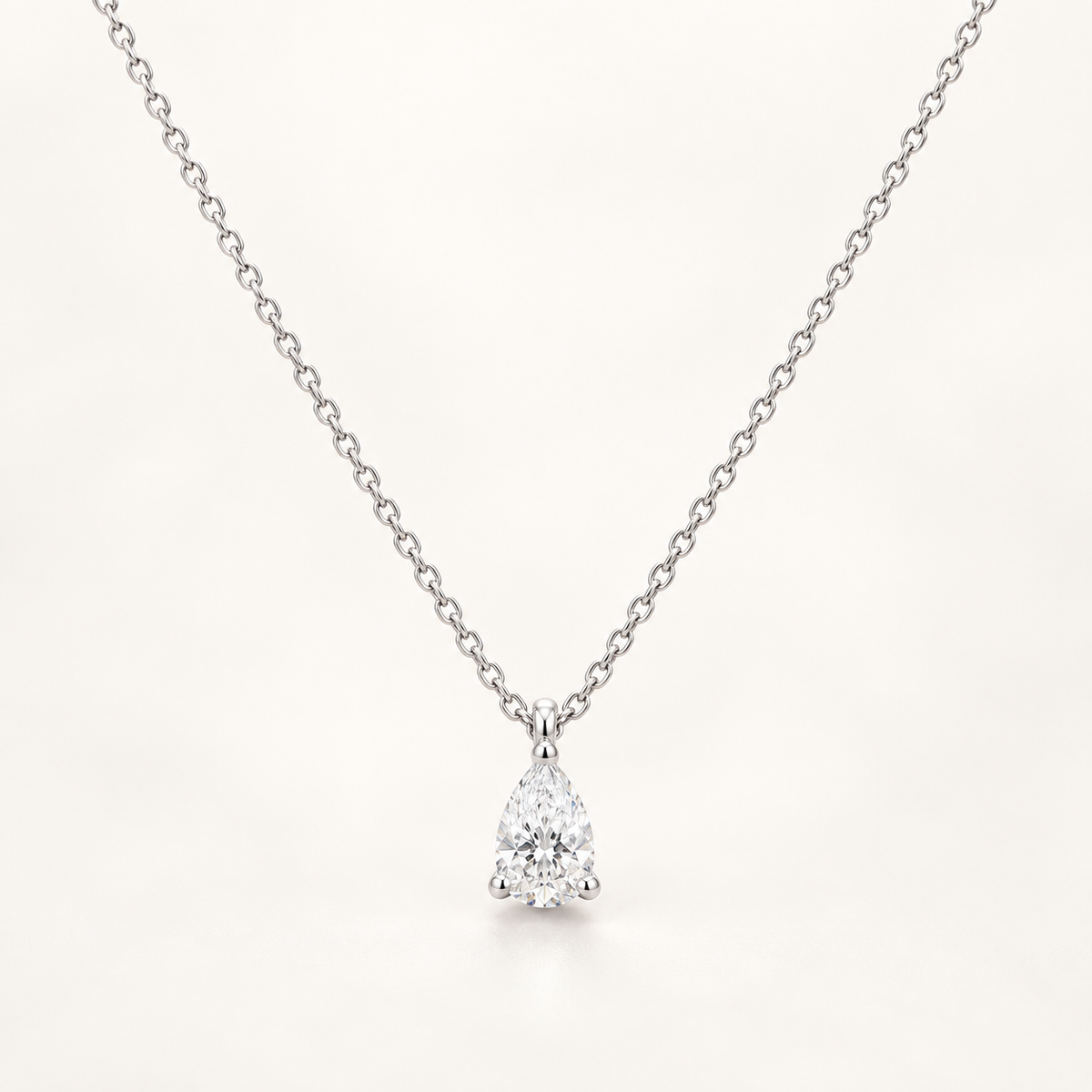 Collana con diamante taglio goccia 0.30ct in oro bianco 18k