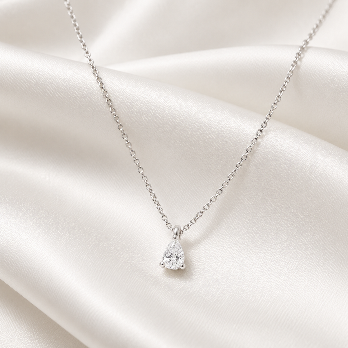 Collana con diamante taglio goccia 0.30ct in oro bianco 18k