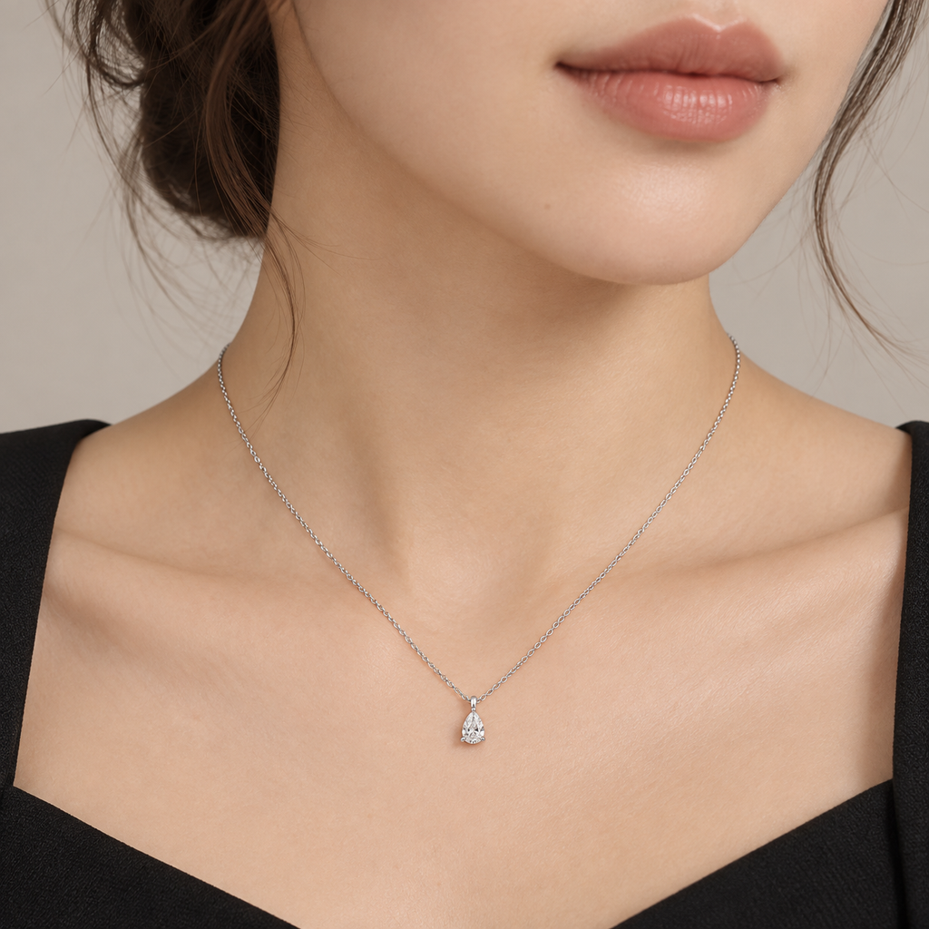Collana con diamante taglio goccia 0.30ct in oro bianco 18k
