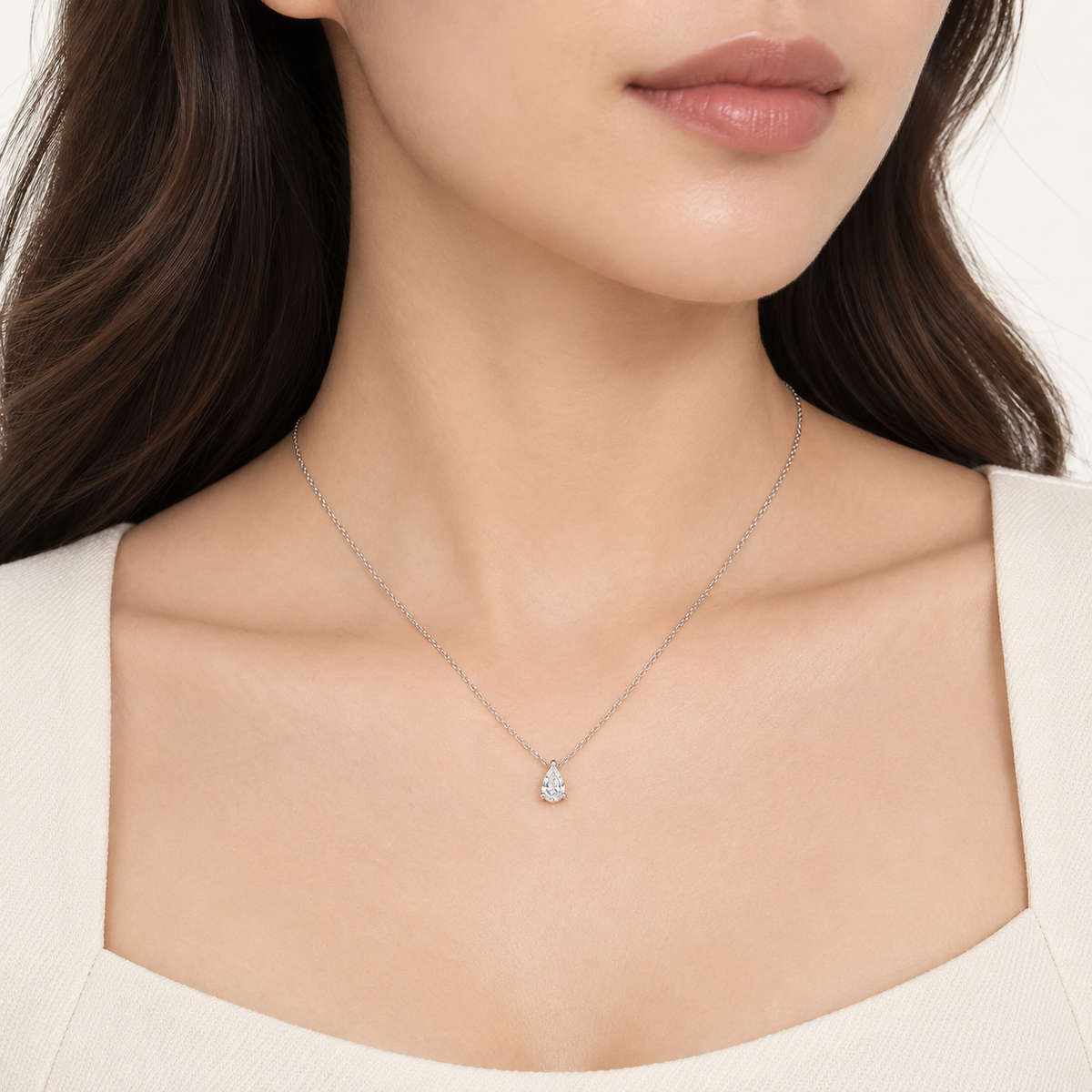 Collana con diamante taglio goccia 0.30ct in oro bianco 18k