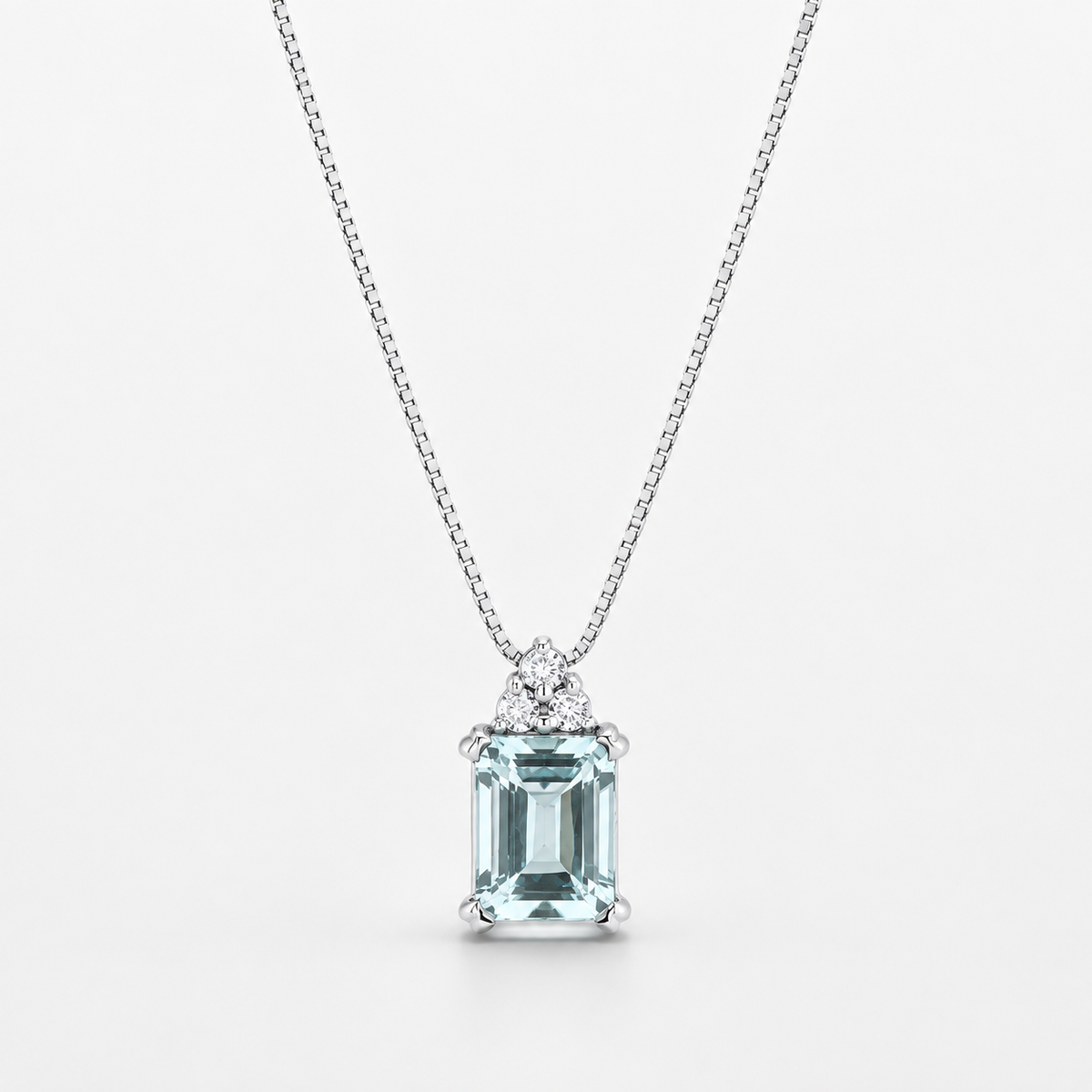 Collana in oro Bianco 18k Acquamarina taglio smeraldo e diamanti