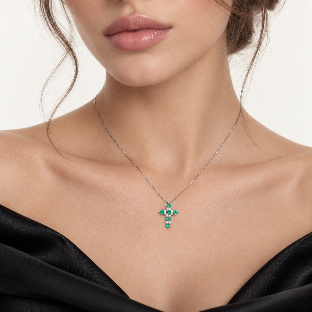 Collana con croce in oro bianco 18k con Diamanti e Smeraldi