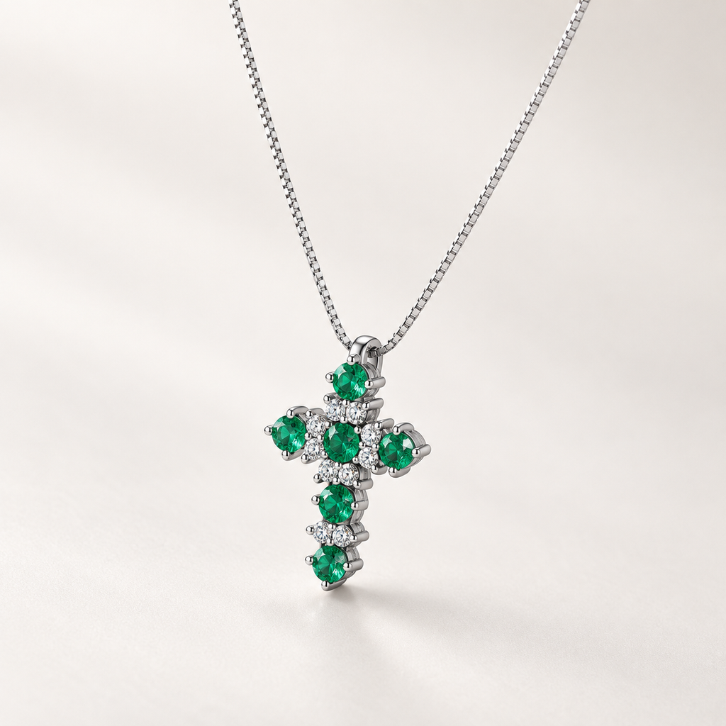 Collana con croce in oro bianco 18k con Diamanti e Smeraldi