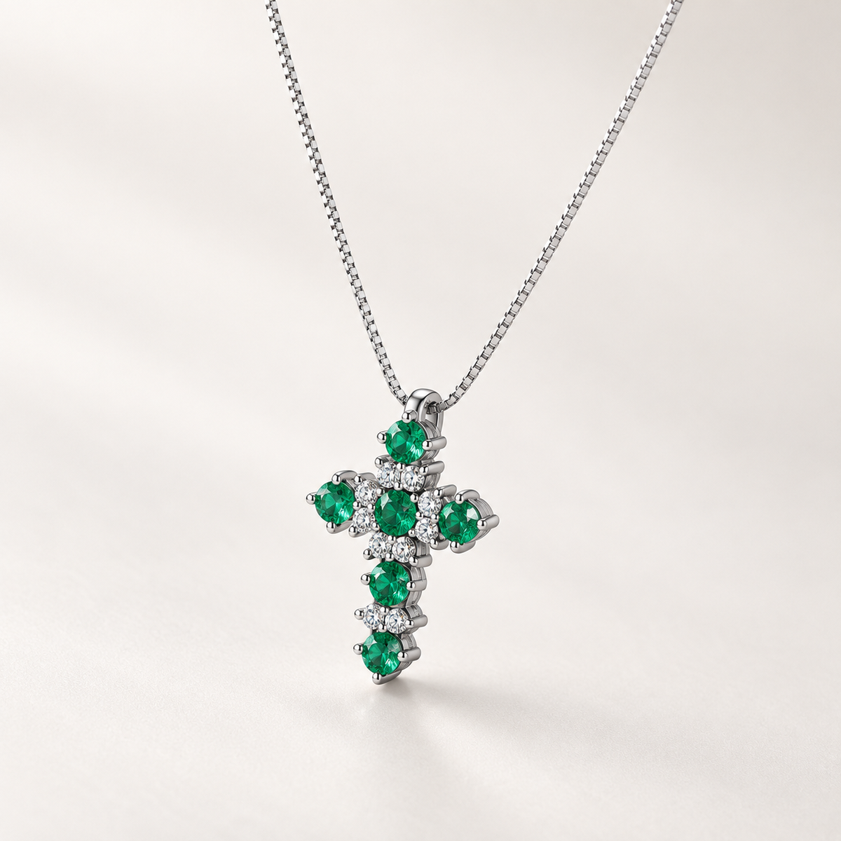 Collana con croce in oro bianco 18k con Diamanti e Smeraldi