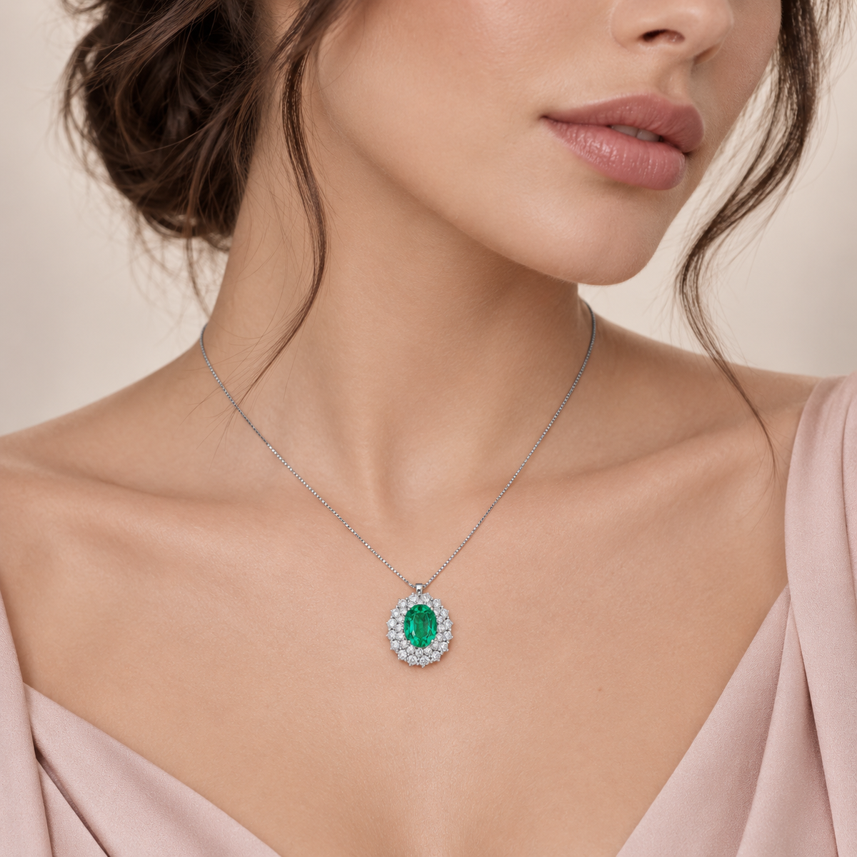 Collana in oro bianco 18k con smeraldo e doppio contorno di diamanti