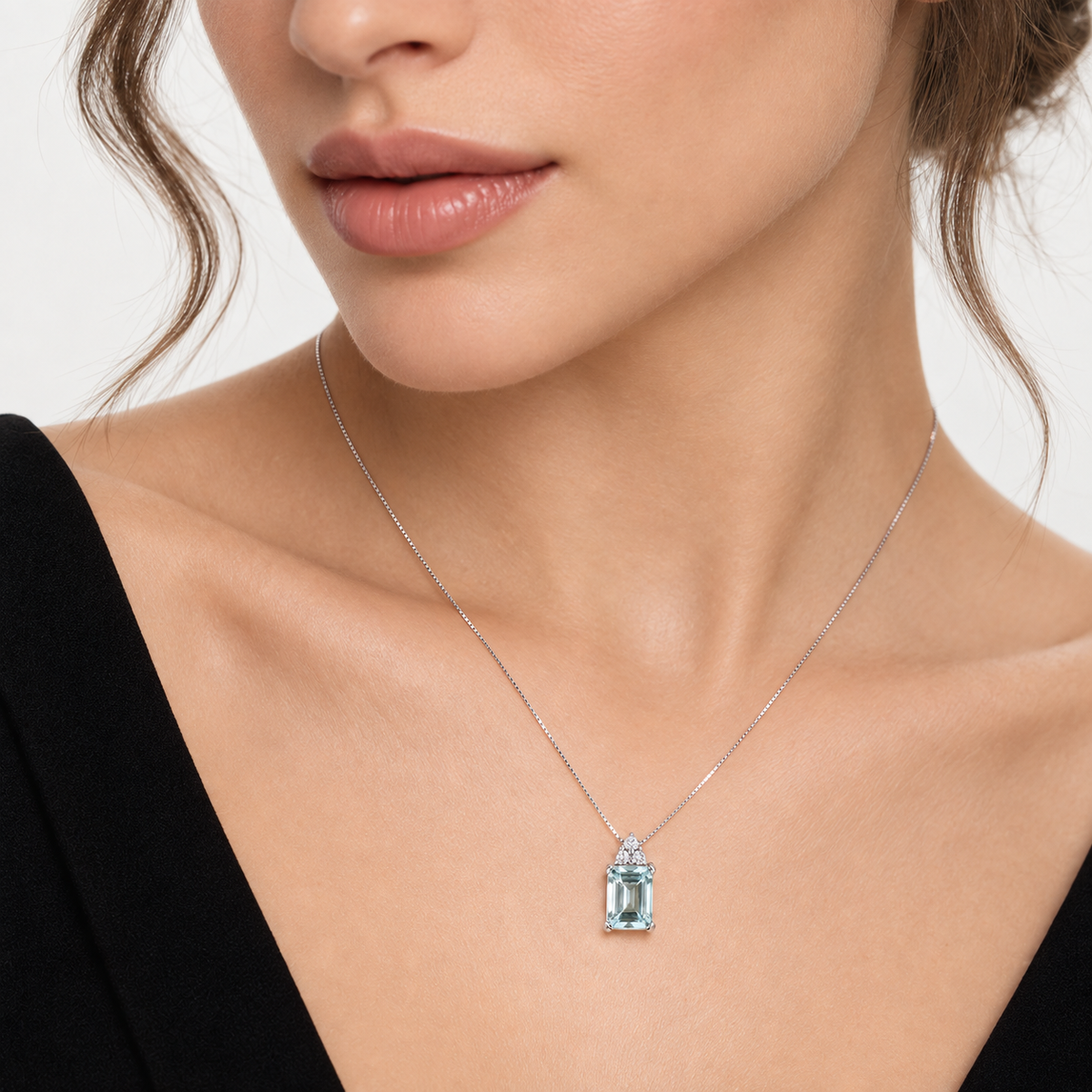 Collana in oro Bianco 18k Acquamarina taglio smeraldo e diamanti