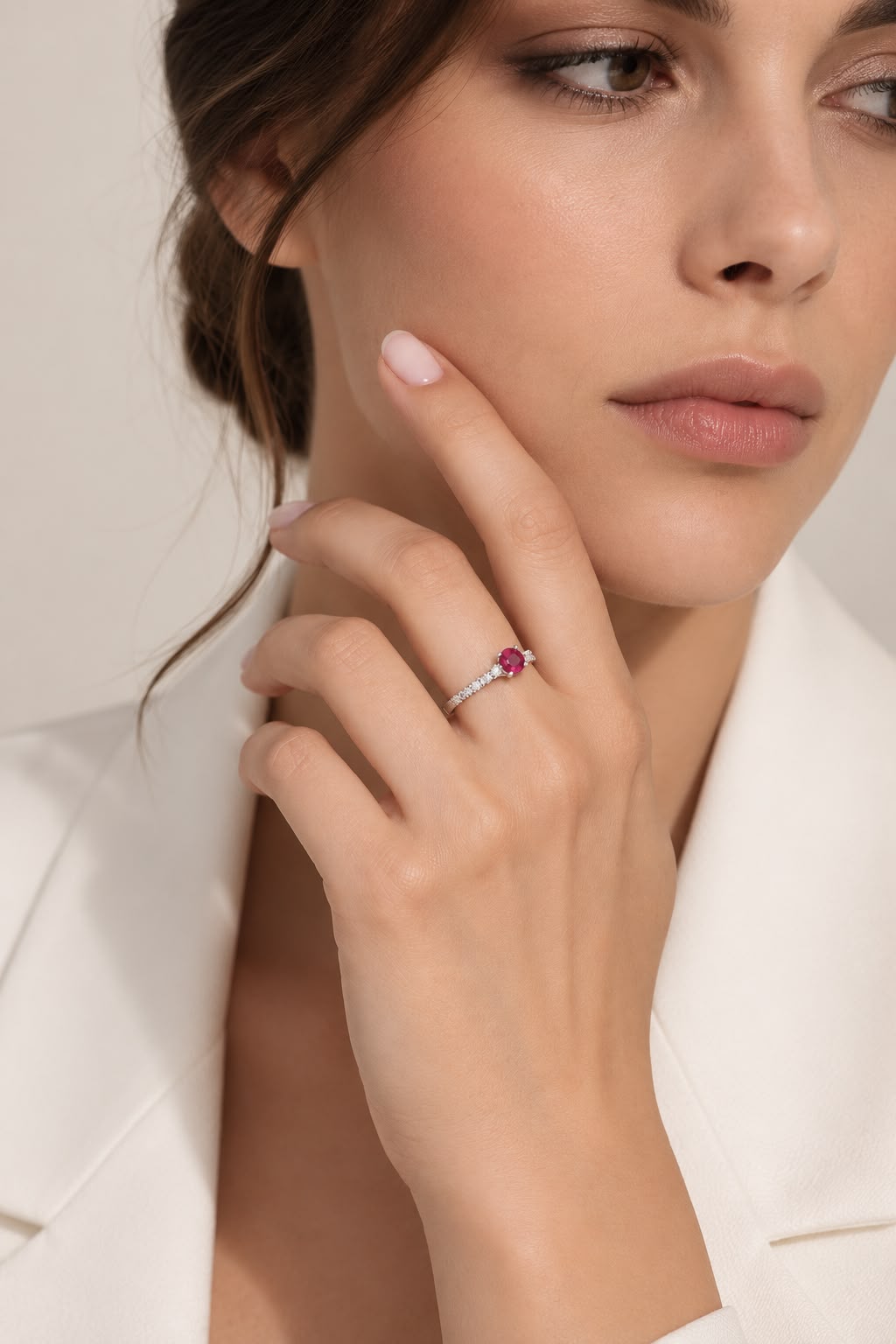 Anello Desire in oro bianco 18k con Rubino centrale e diamanti sul gambo