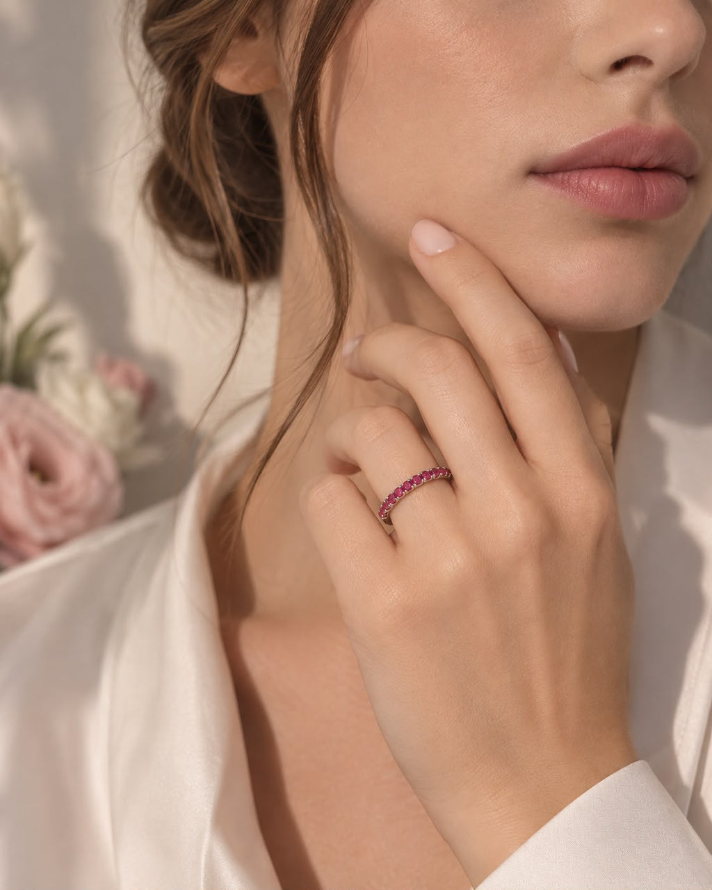 Anello fedina in oro bianco 18k con rubini