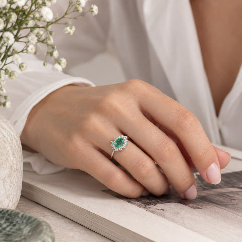 Anello Princess in oro bianco 18k con diamanti e smeraldo ovale