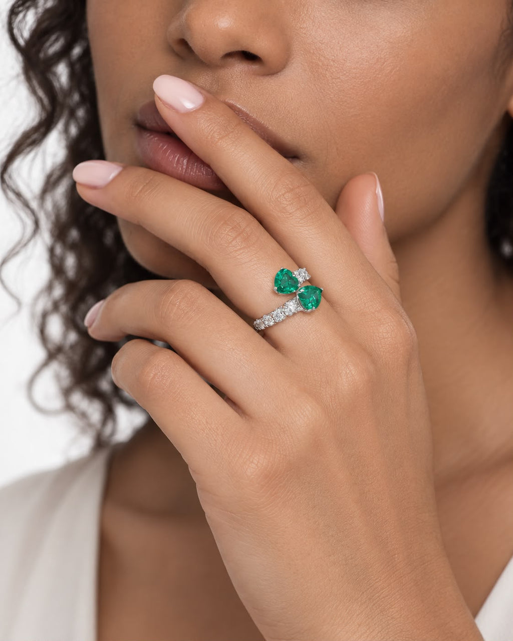 Anello Alma in oro bianco 18k con diamanti e due smeraldi taglio cuore