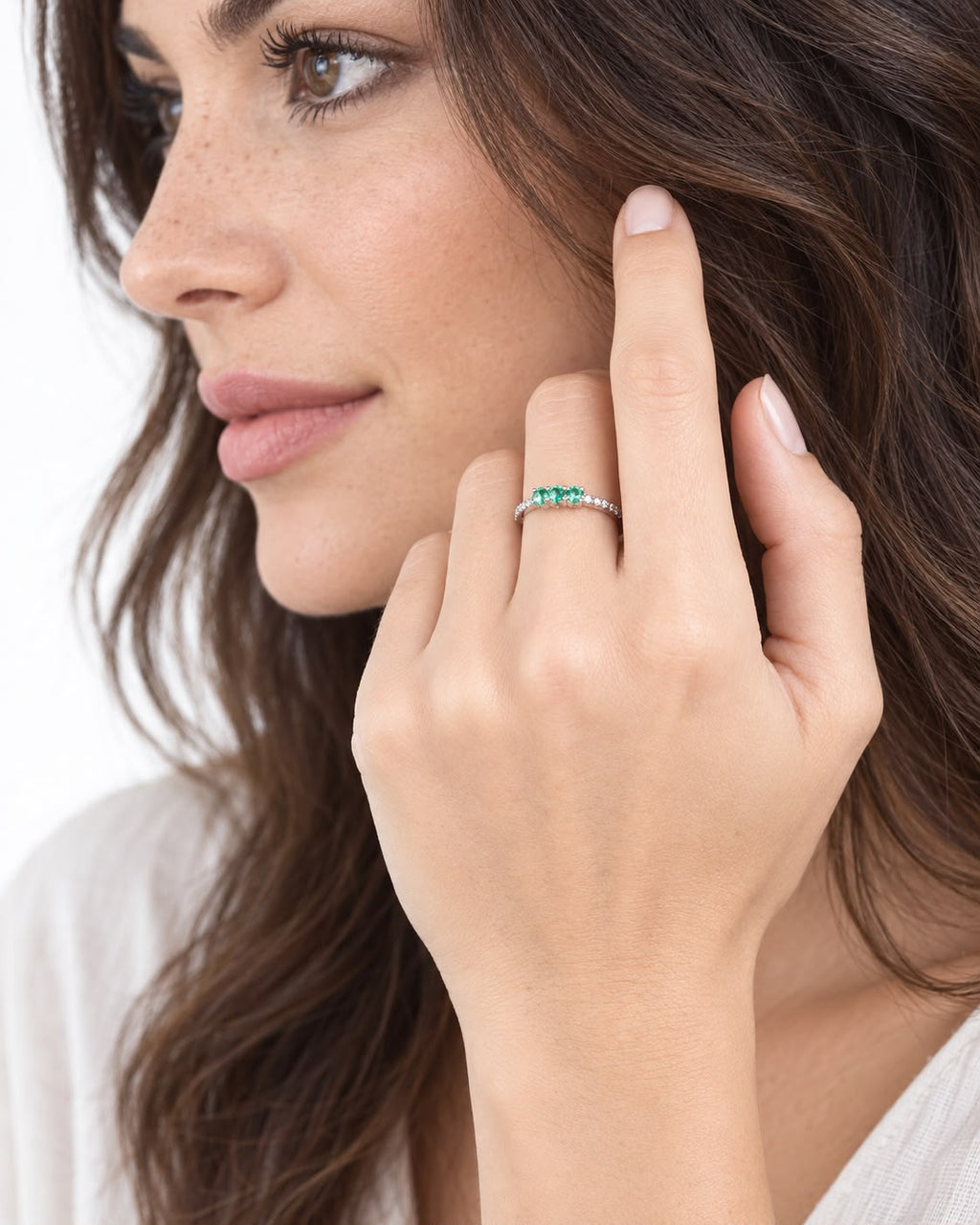 Anello Baby in oro bianco 18k con smeraldi e diamanti