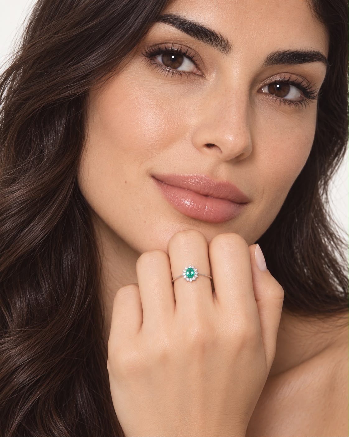 Anello Magia in oro bianco 18k con diamanti e smeraldo centrale