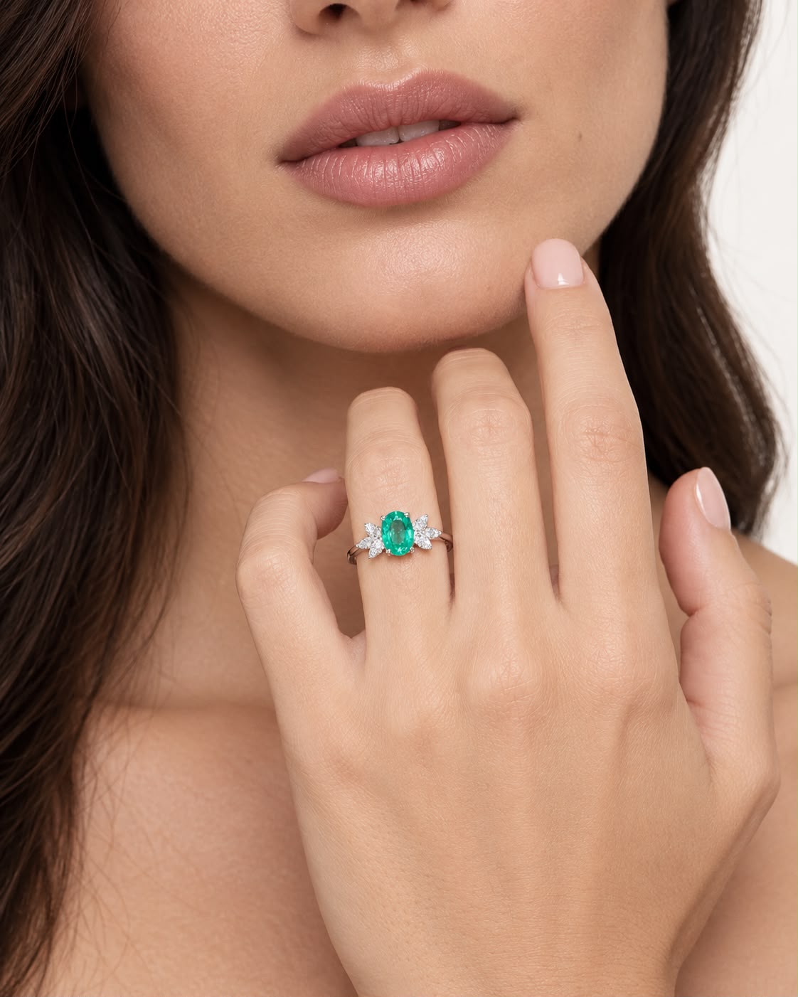 Anello Armonia in Oro bianco 18k con Smeraldo ovale e Diamanti sui lati.