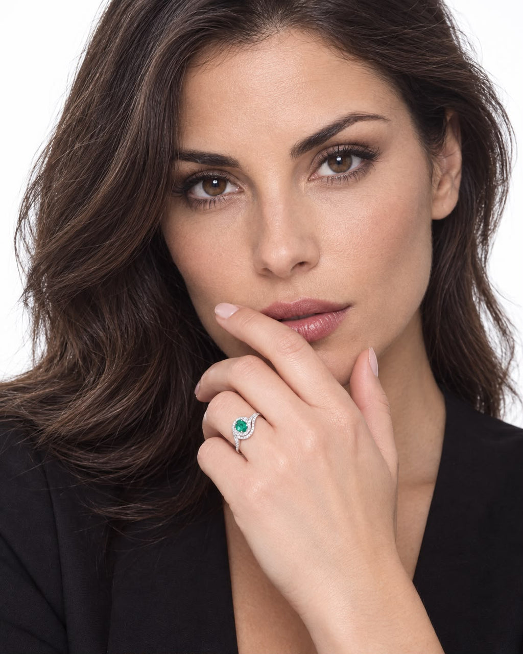 Anello Sublime in Oro bianco 18k con Smeraldo ovale e Diamanti.
