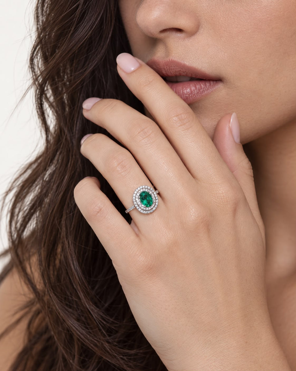 Anello Reale in oro bianco 18k con diamanti a contorno e Smeraldo centrale