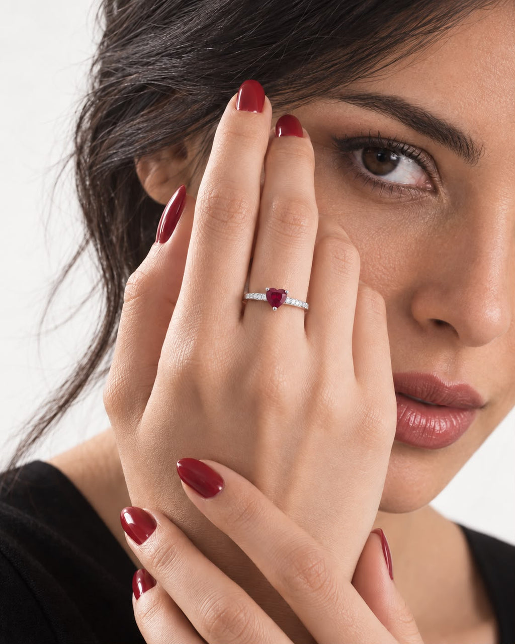Anello Love in oro bianco 18k con Rubino a cuore e diamanti ai lati