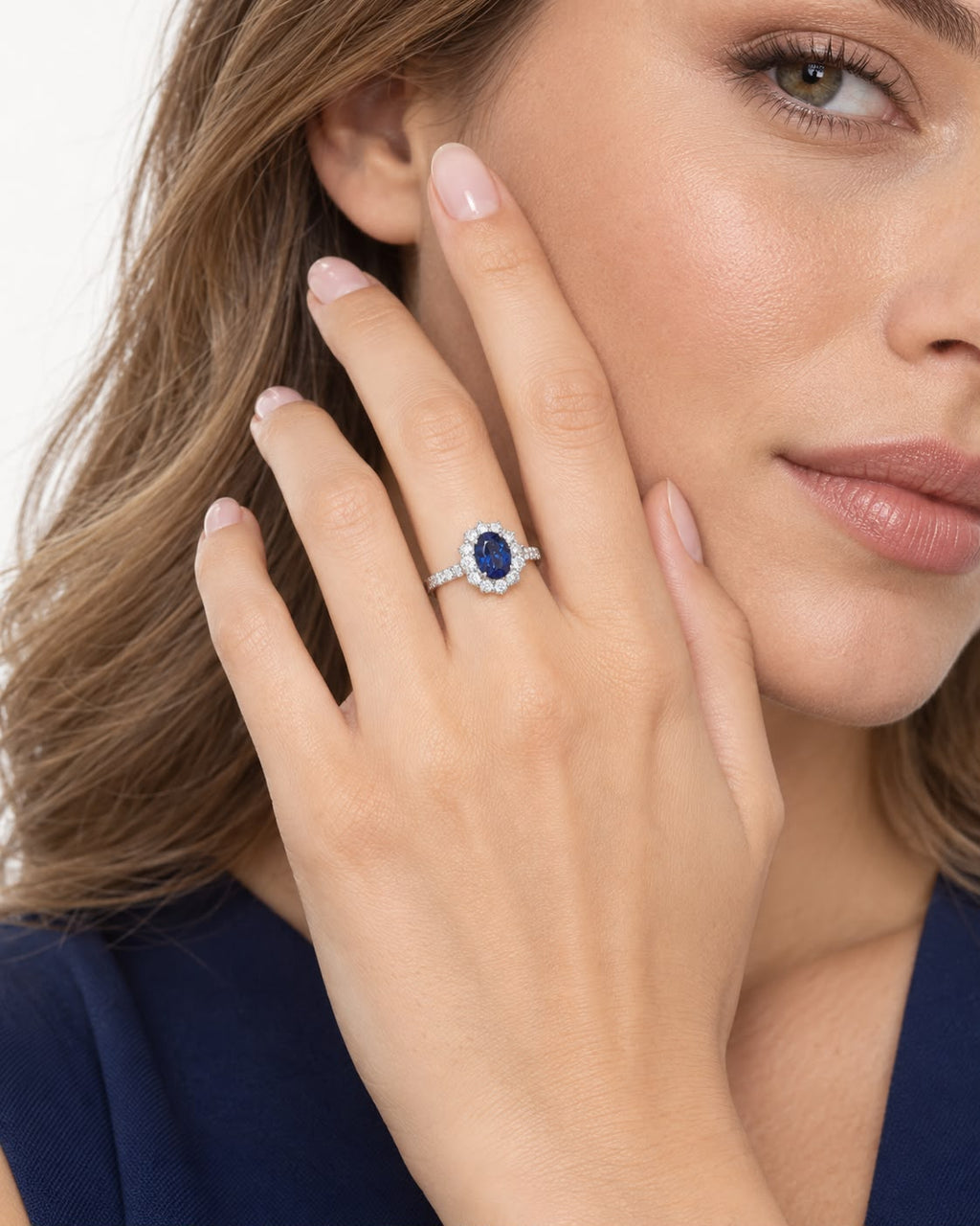 Anello Royal in oro bianco 18k con diamanti su gambo e contorno e Zaffiro Blu