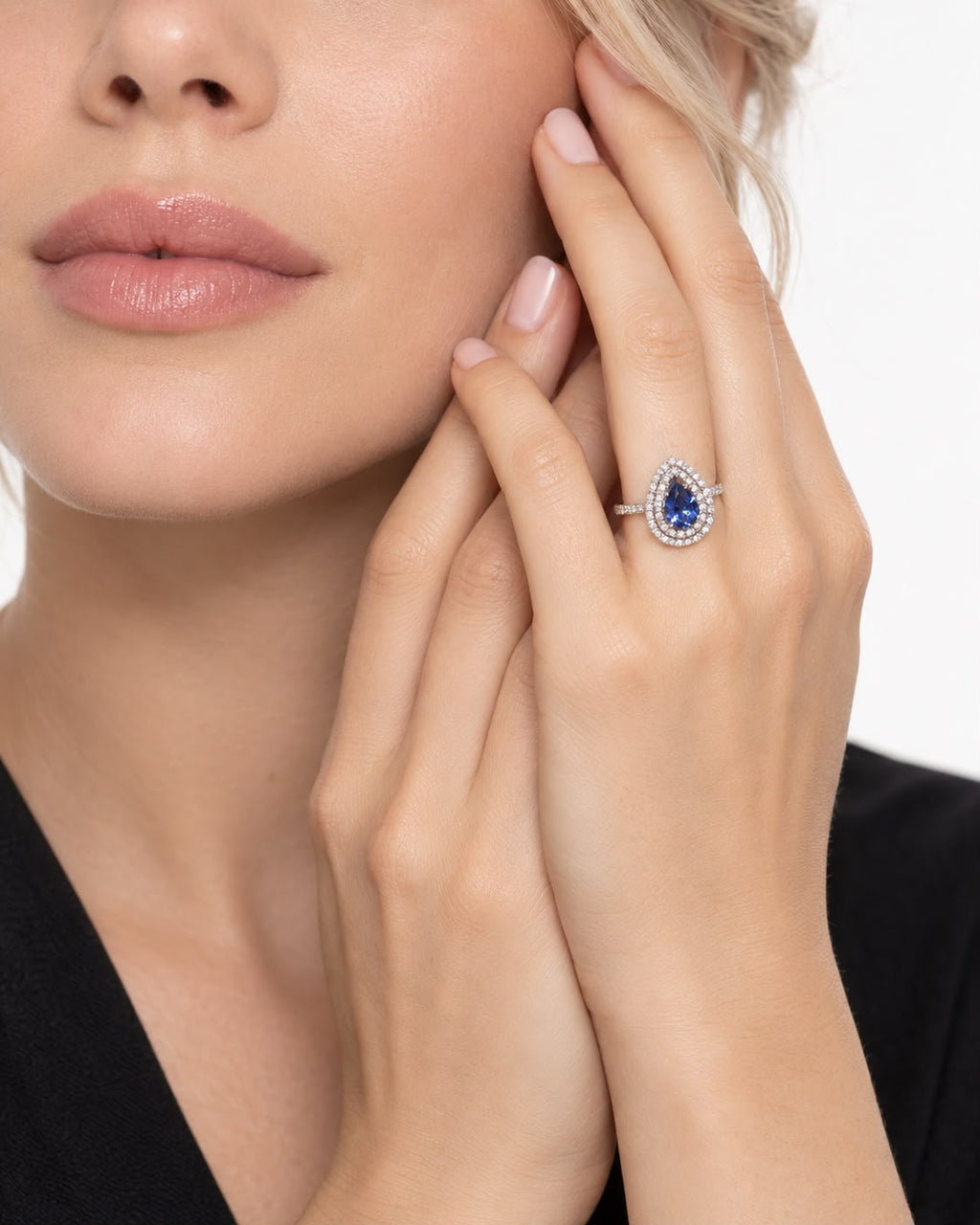 Anello Petal in oro bianco 18k con zaffiro blu a goccia e diamanti anche sul gambo