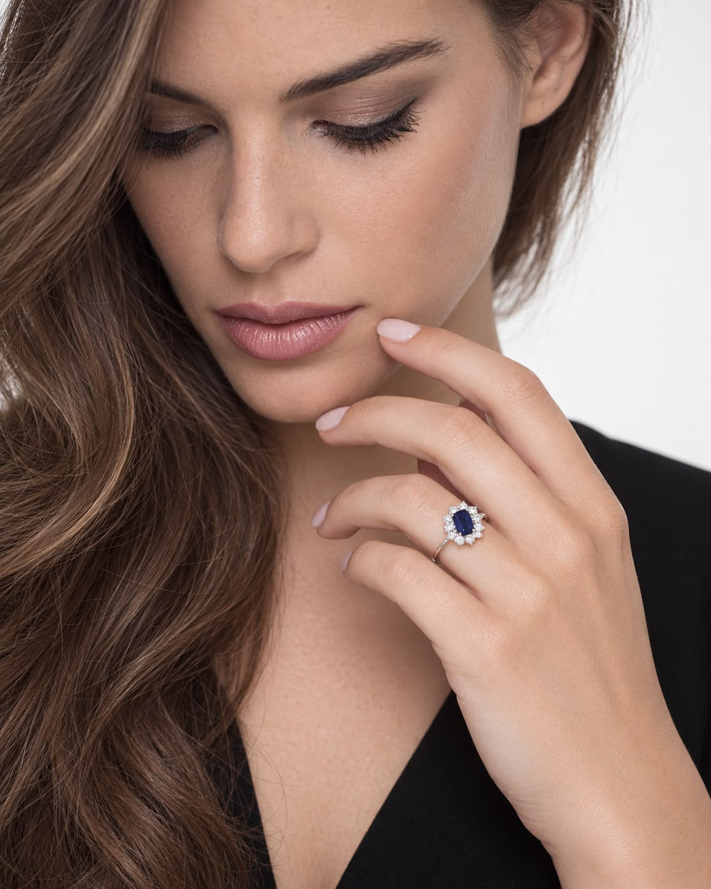 Anello Destiny in oro bianco 18k con diamanti e Zaffiro Blu centrale