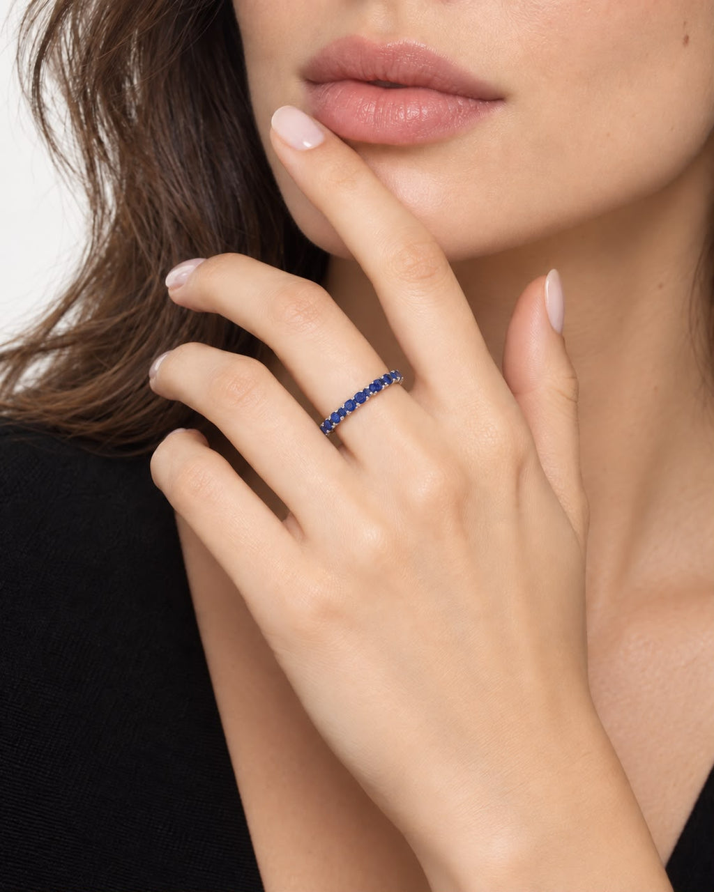 Anello Eternity in Oro Bianco 18k con Zaffiro Blu