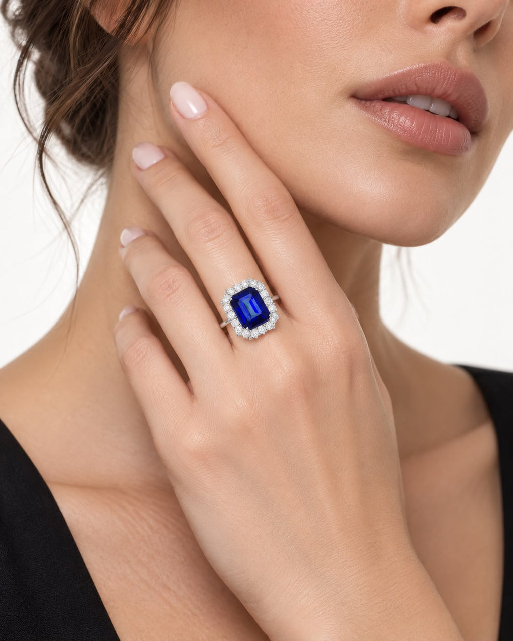 Anello Incanto in oro bianco 18k con diamanti e Zaffiro blu rettangolare di circa 12x10 mm