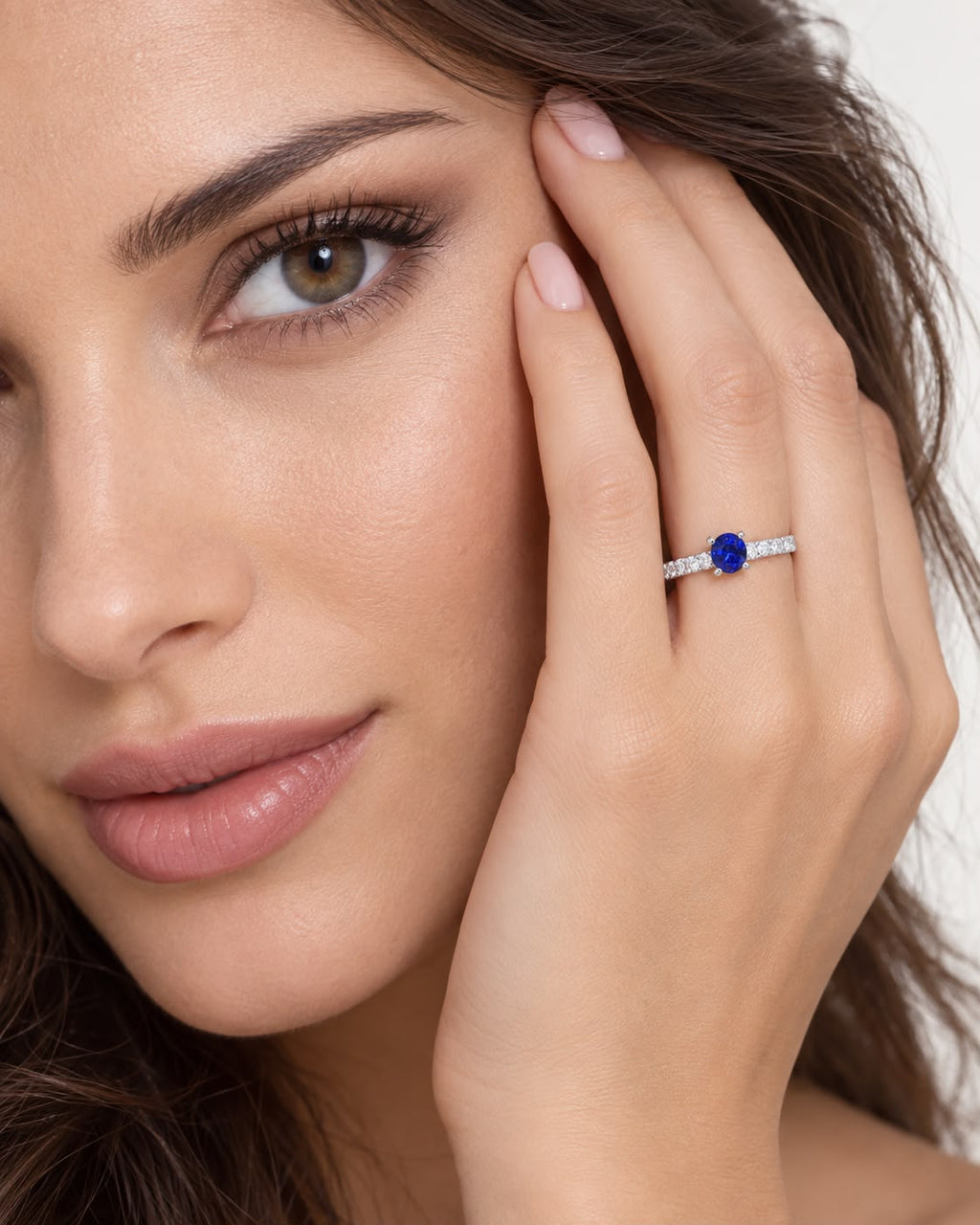 Anello Noble in oro bianco 18k con Zaffiro blu centrale e diamanti nel gambo